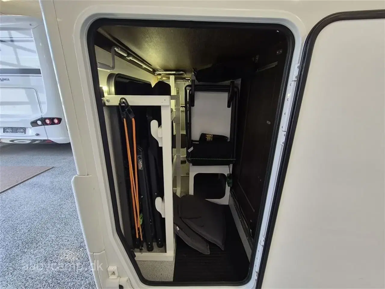 Billede 21 - 2020 - Benimar Tessoro 487   Nk pakke. Automatgear. Solcelle. 2x batteri. 2000W Inverter. elektriske støtteben.  Thetford ovn. sommer/vinterhjul. fuld service.  Kun 40,000 Km!!!