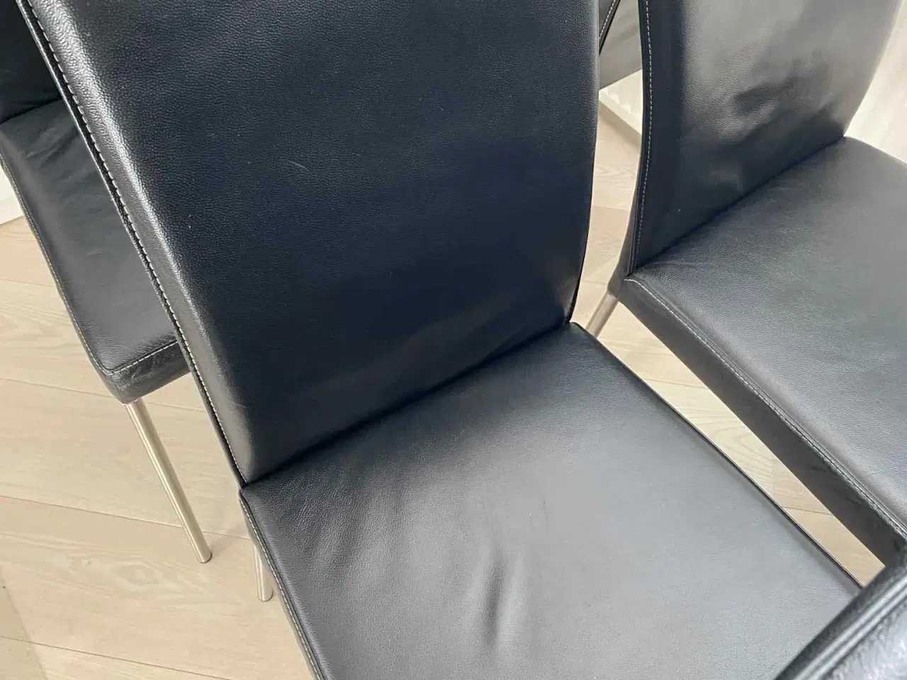 Billede 2 - 6 Spisebordstole i sort læder med ben i krom