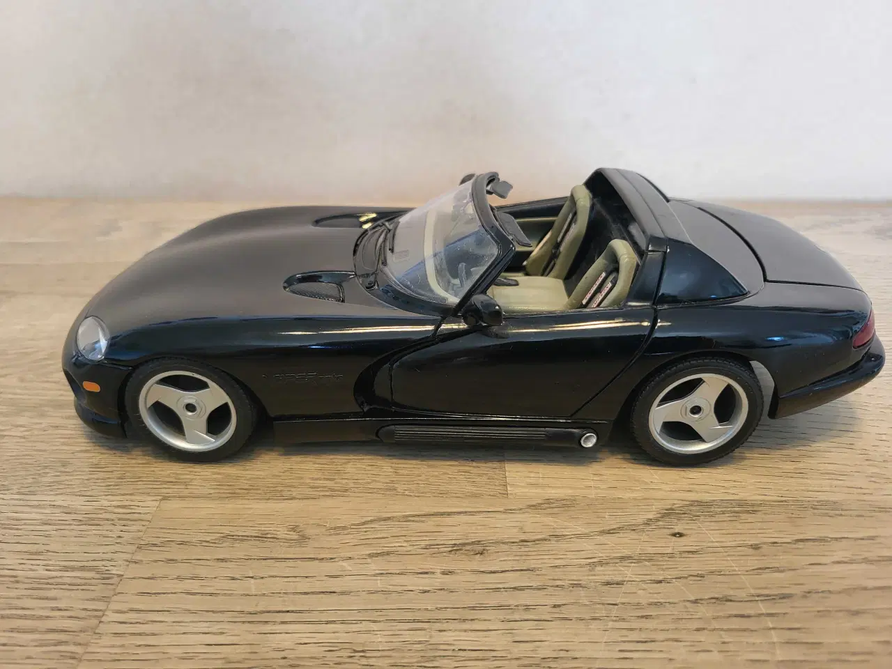 Billede 1 - Modelbil: VIPER RT/10 DODGE 1992.  Skala 1/18.