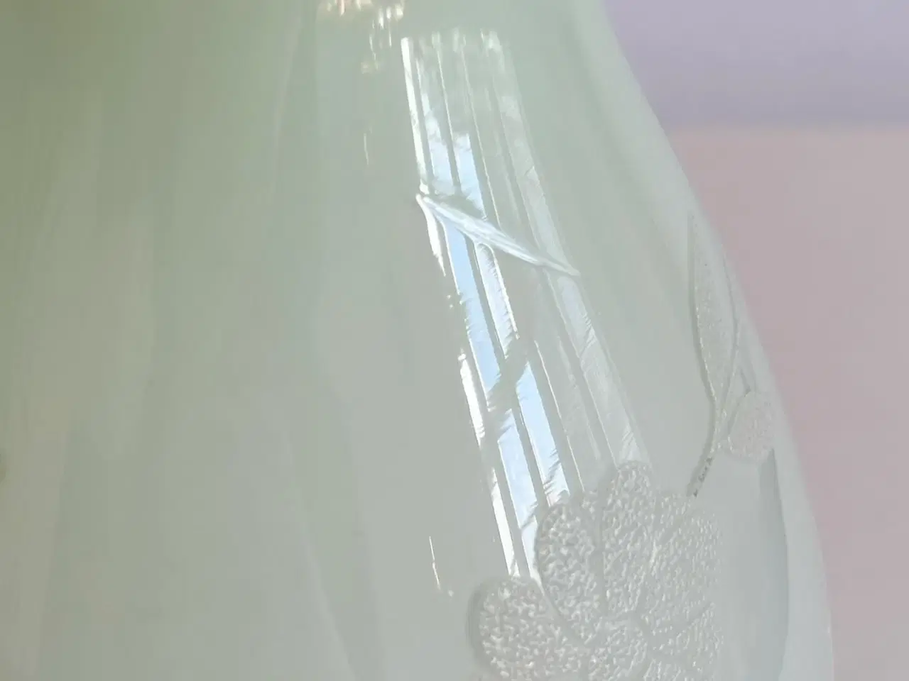 Billede 6 - Grøn og hvid glasvase m blomsterdeko, NB