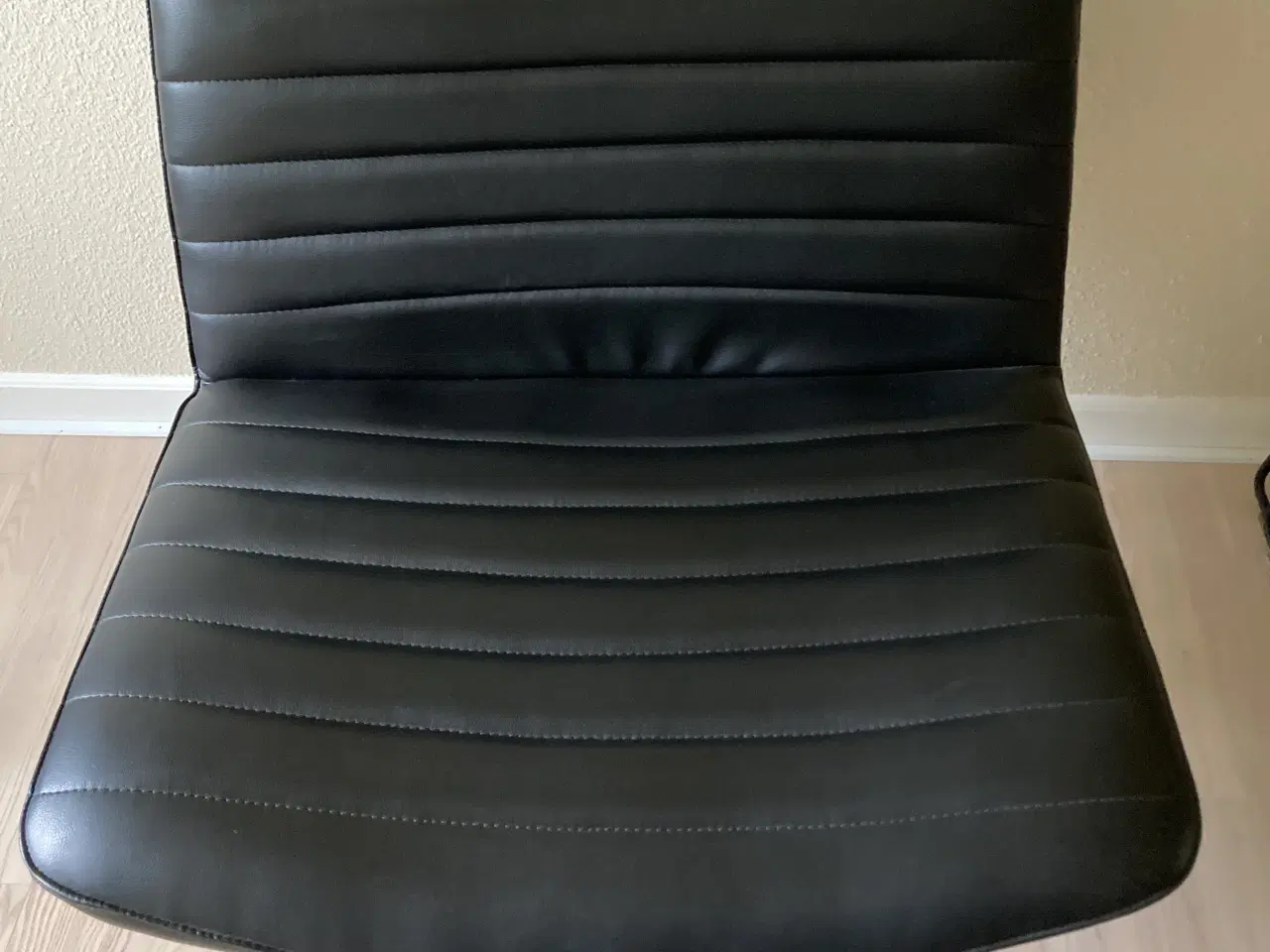 Billede 1 - Sort imiteret skind stol. H75 B74 D48 Ryg41