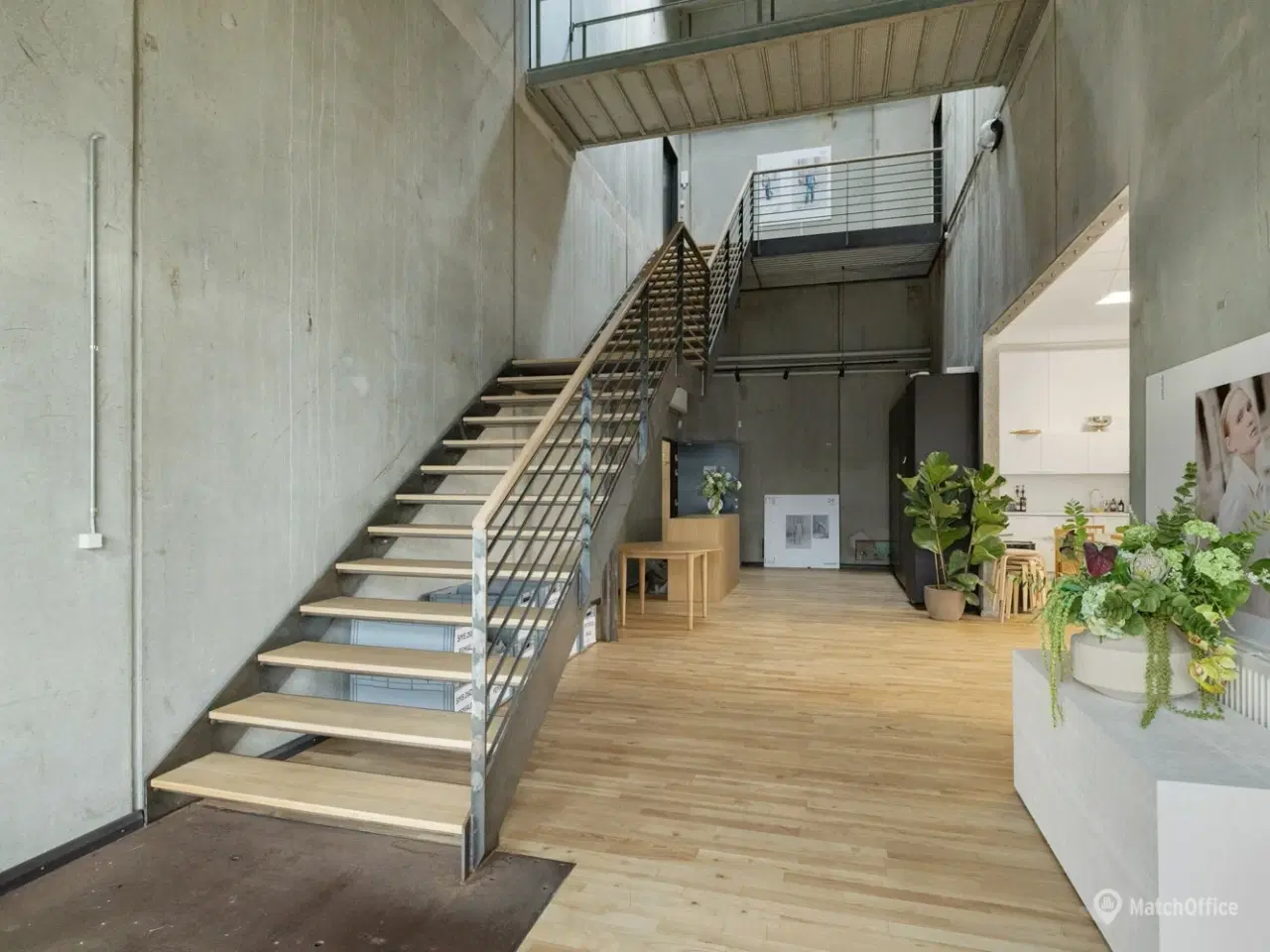 Billede 3 - Højloftet erhvervslejemål med udsigt til bugten