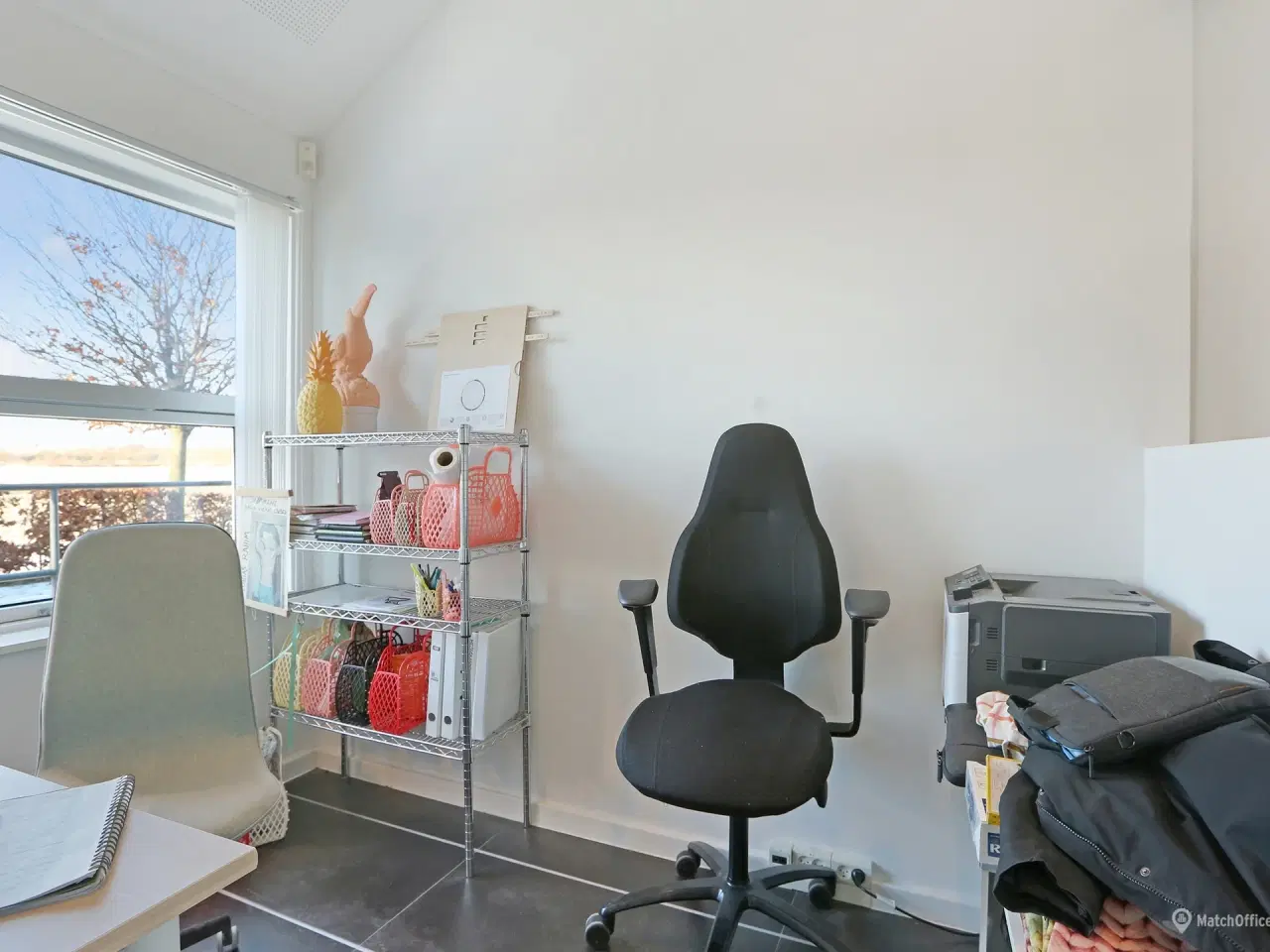 Billede 8 - Yderst indbydende kontor/showroom med højt til loftet samt fantastisk lysindfald som også indeholder mødelokale eller et lille kontor - Ring for mere info👍🏼