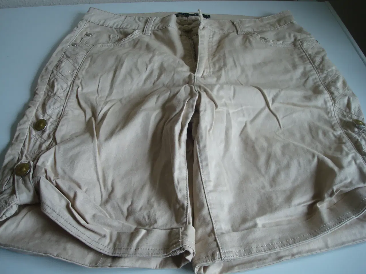 Billede 1 - Dame shorts Micha str. 44 med lynlås og knap