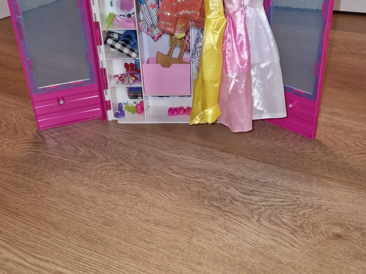 Billede 6 - Forskelligt Barbie 