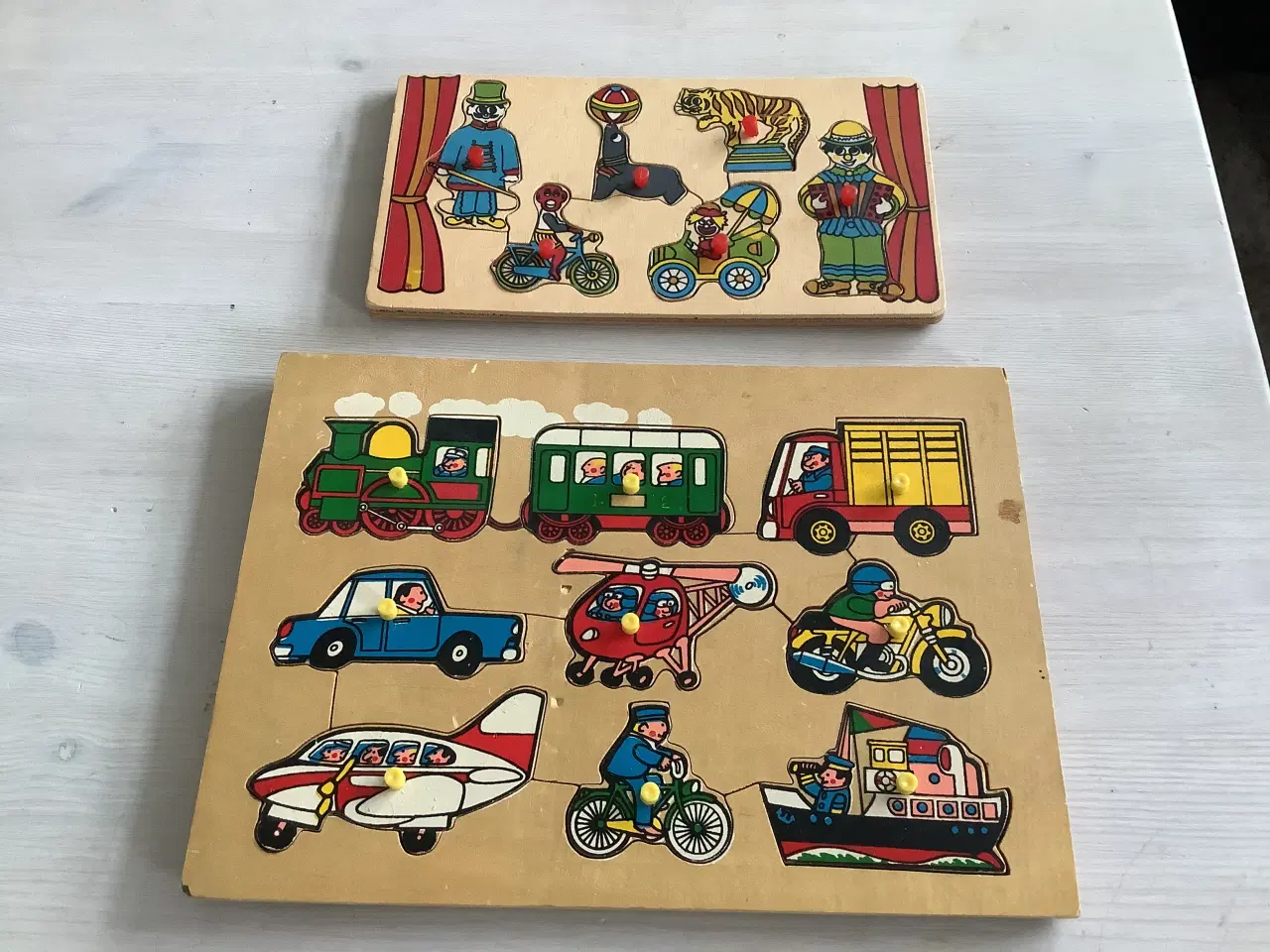 Billede 1 - 2 stk knop træpuslespil med transport og cirkus 