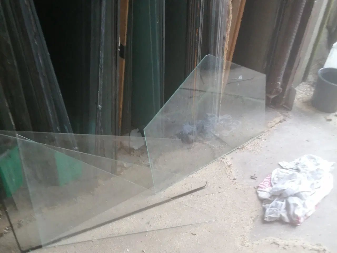 Billede 1 - Drivhusglas 61 x 51 cm og trekanter 