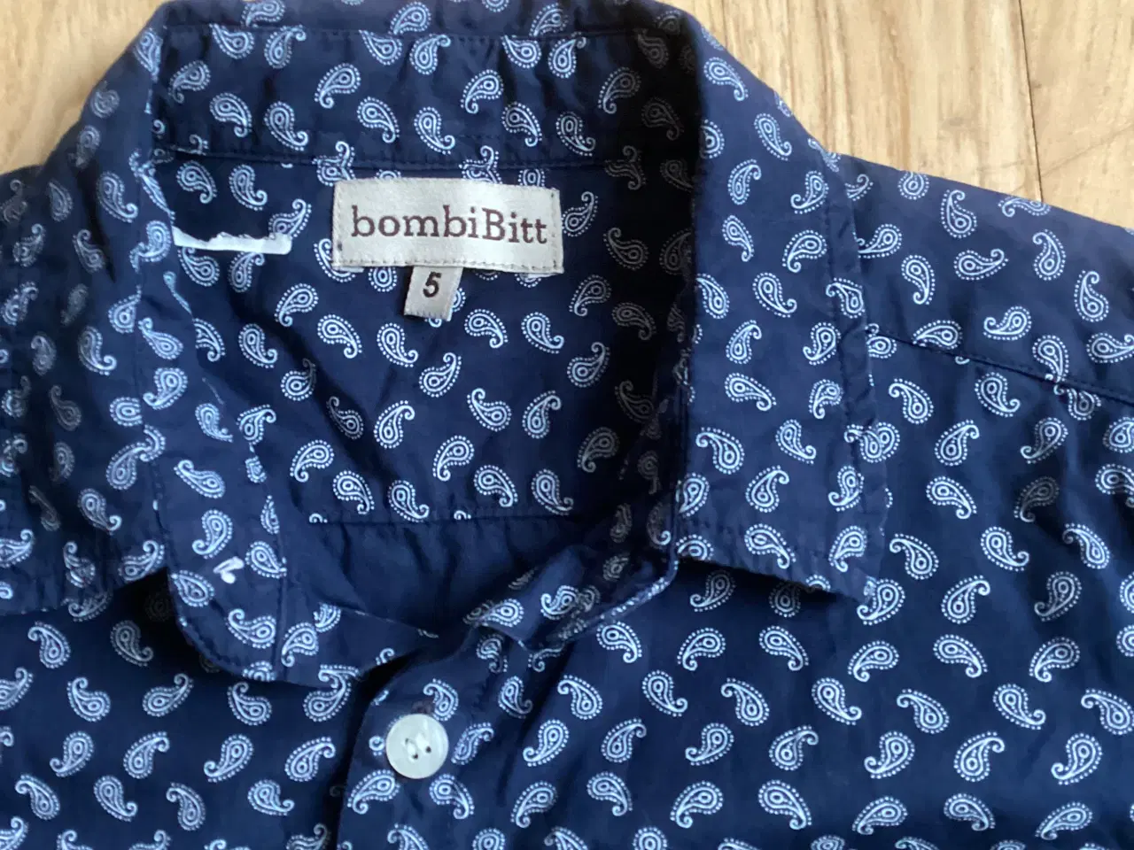 Billede 2 - Mørkeblå med mønster skjorte 