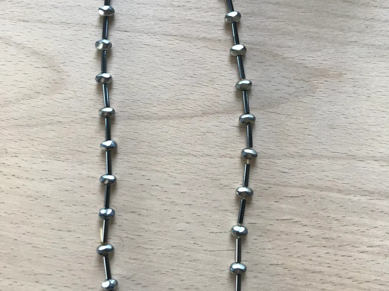 Billede 1 - Halskæde i grå perler