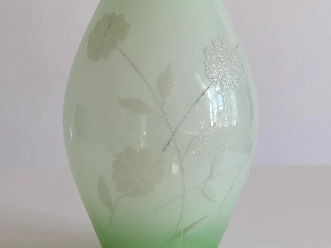 Billede 4 - Grøn og hvid glasvase m blomsterdeko, NB
