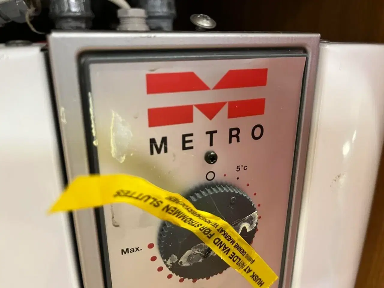 Billede 7 - Skab med vask og varmevands beholder og stålplade, samt afsætnings bord