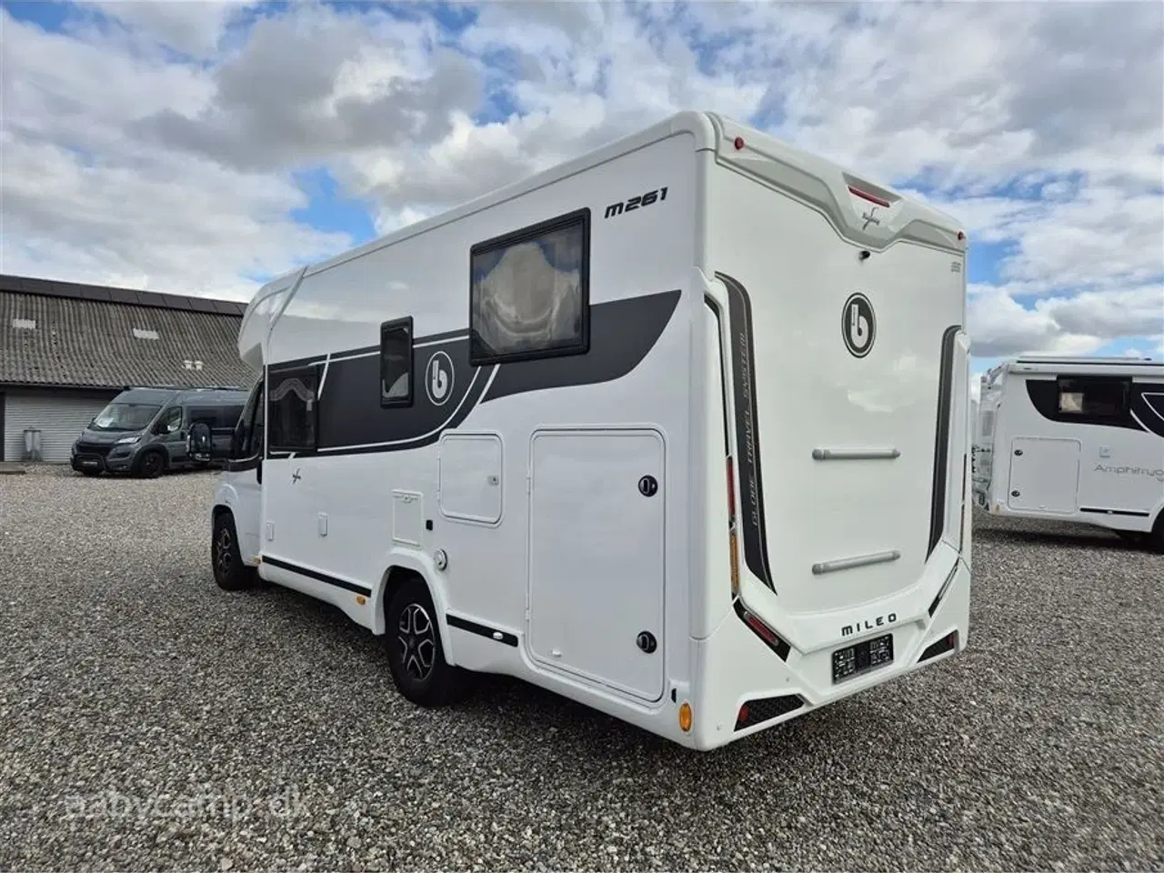 Billede 3 - 2022 - Benimar Mileo 261 NK   Automatgear. NK. pakke. varme på spildevands tanken. plisse i førehuset. solceller. lithium batterier. maxfann. clesana toilet. kompressor køleskab.