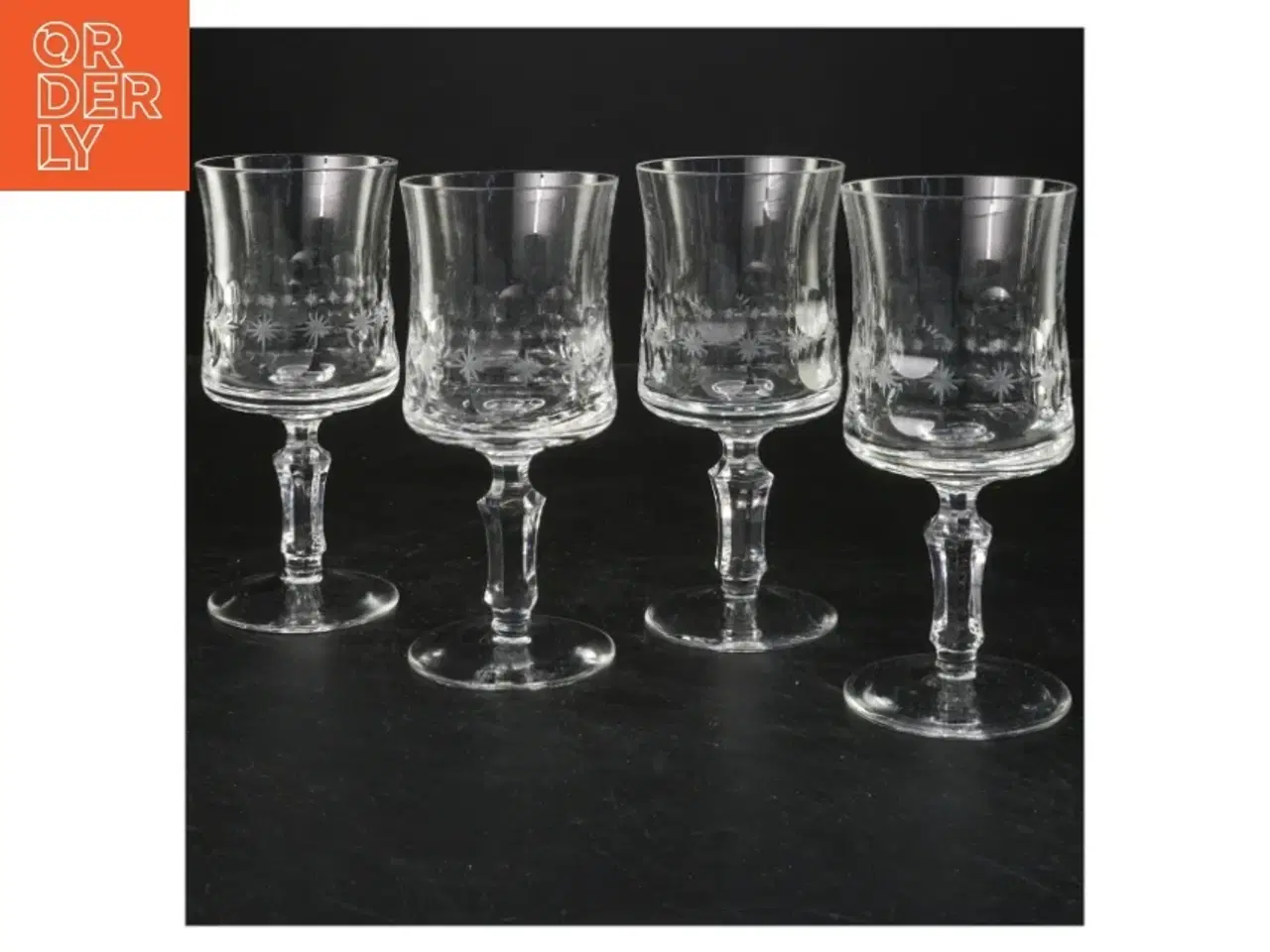 Billede 1 - Sæt af fire glas (str. 14,5x6,5 cm)