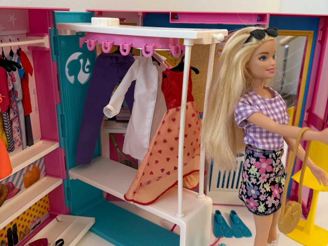 Billede 3 - Barbie klædeskab, dukke, tøj