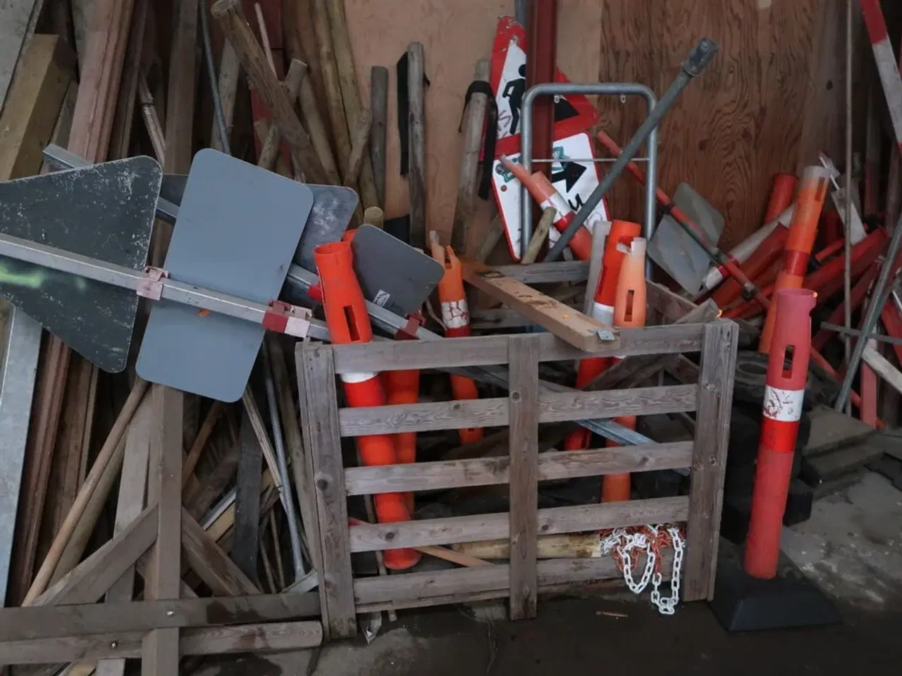 Billede 2 - Div. Afspærringsstolper, skilte m.m.