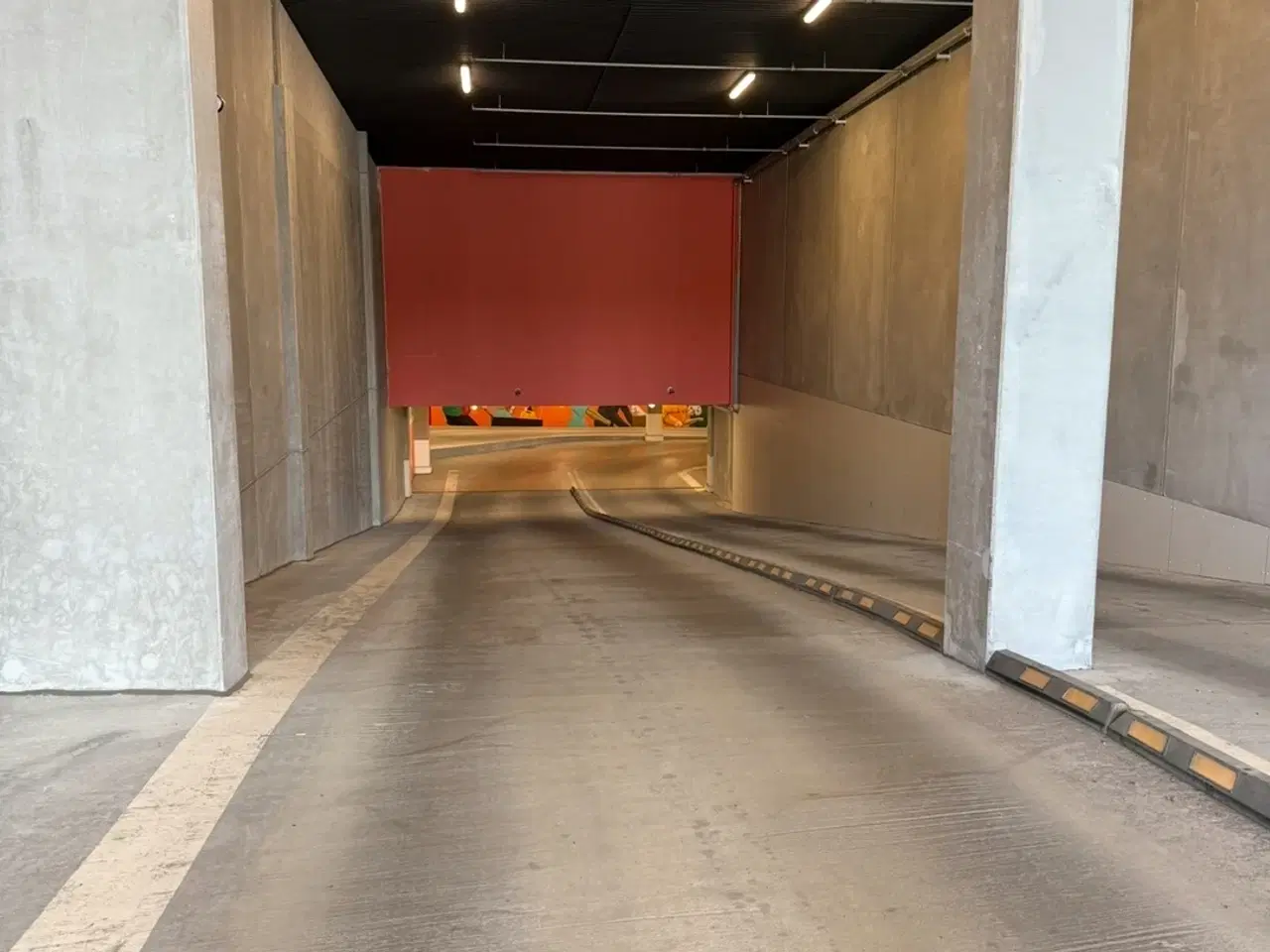 Billede 5 - Parkering med privat elektrisk ladestation. Byens centrum.