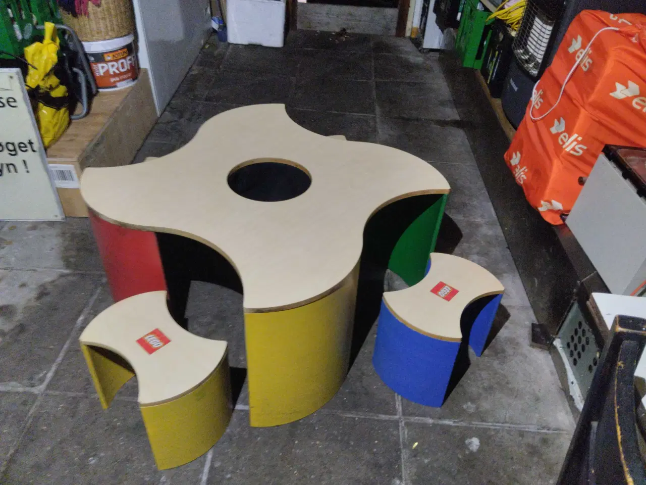 Billede 2 - Lego bord med 4 skamler
