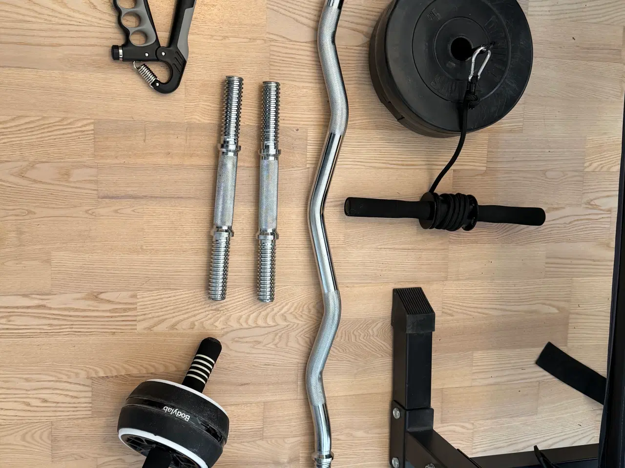 Billede 2 - Komplet vægtstangssæt med træningsbænk sælges