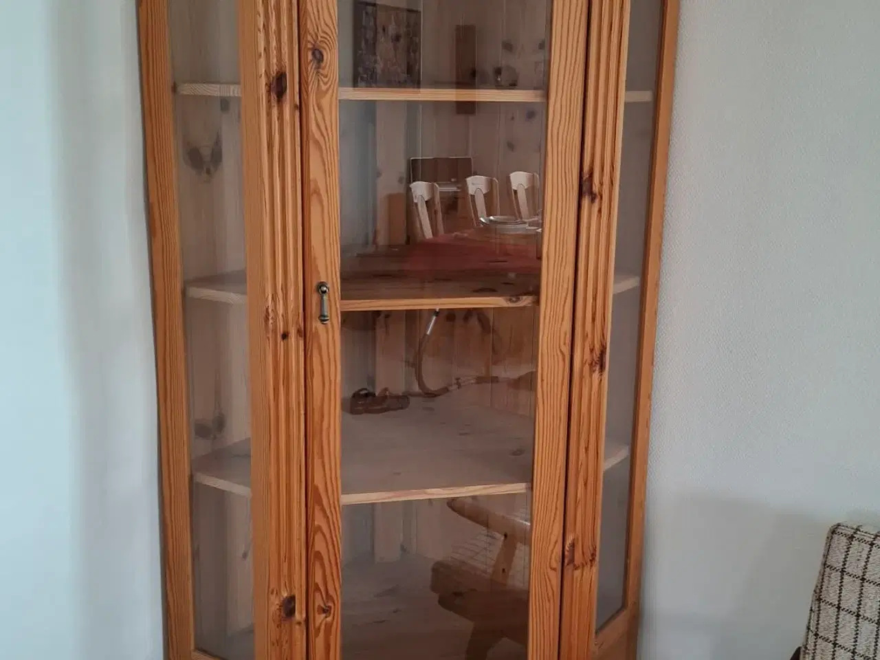 Billede 1 - Flot hjørneskab i fyrtræ.