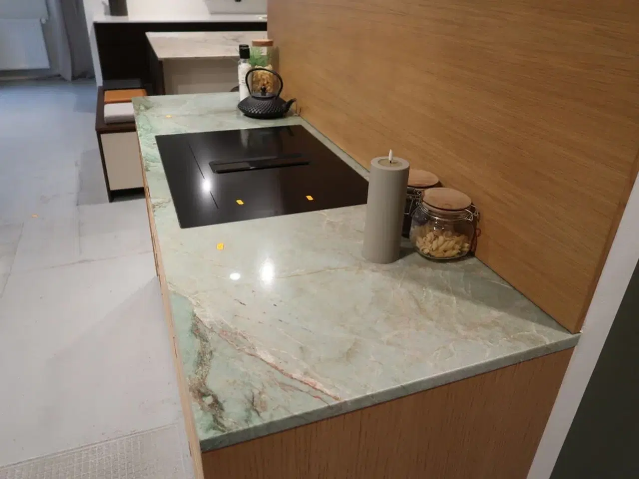 Billede 2 - Køkkenø i egetræ m. marmorbordplade FORM PLUS+