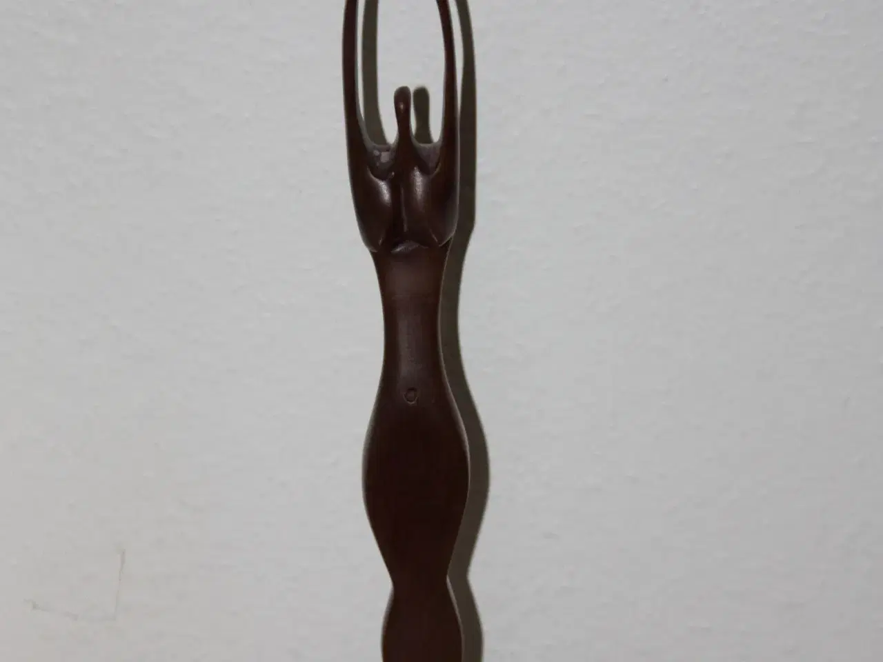 Billede 2 - Træ kvinde figur / lysestage højde 43 cm