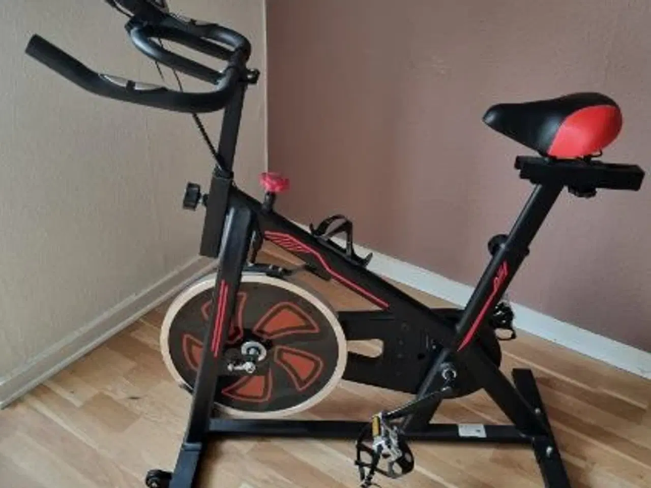 Billede 8 - Motions cykel som ny.