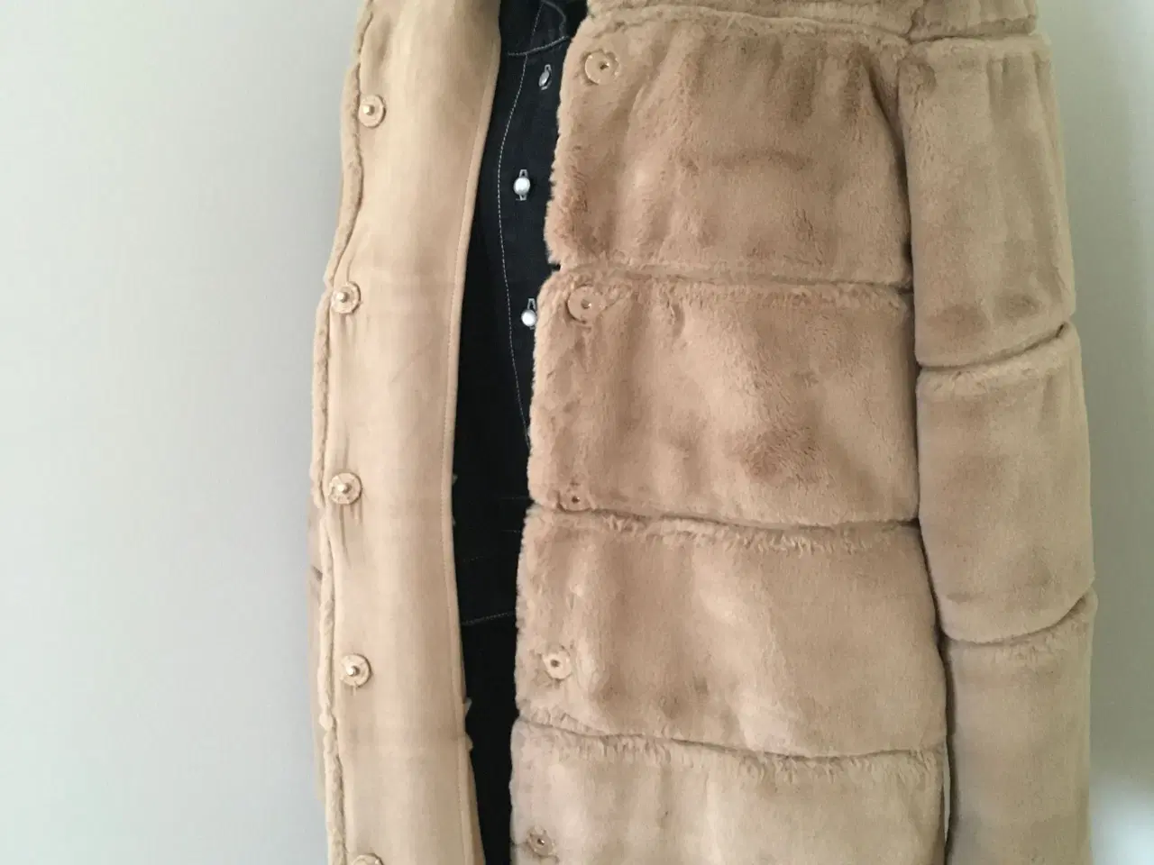 Billede 1 - Fin ny og ubrugt frakke i dejligt blødt pels stof