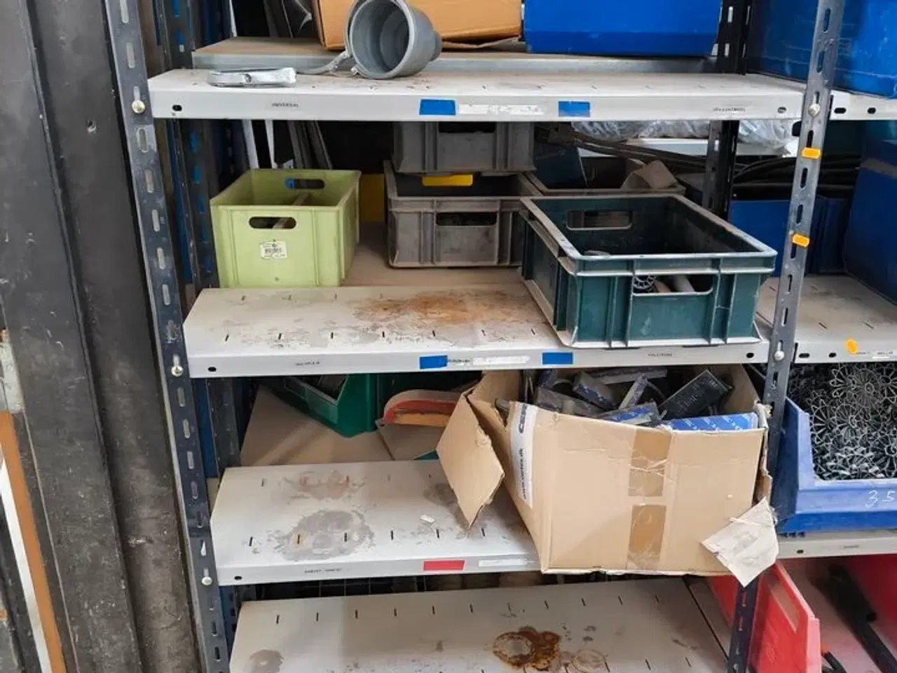 Billede 2 - Indhold på reoler