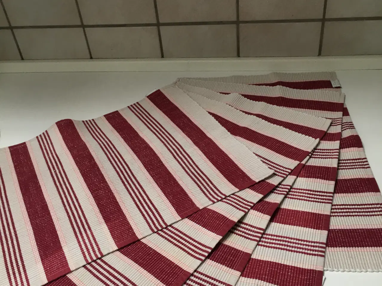 Billede 4 - Dækkeservietter i grøn /eller rød strib