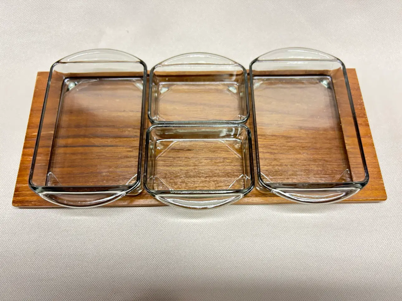 Billede 3 - Smukt retro kabaretfad i teak og røgfarvet glas.