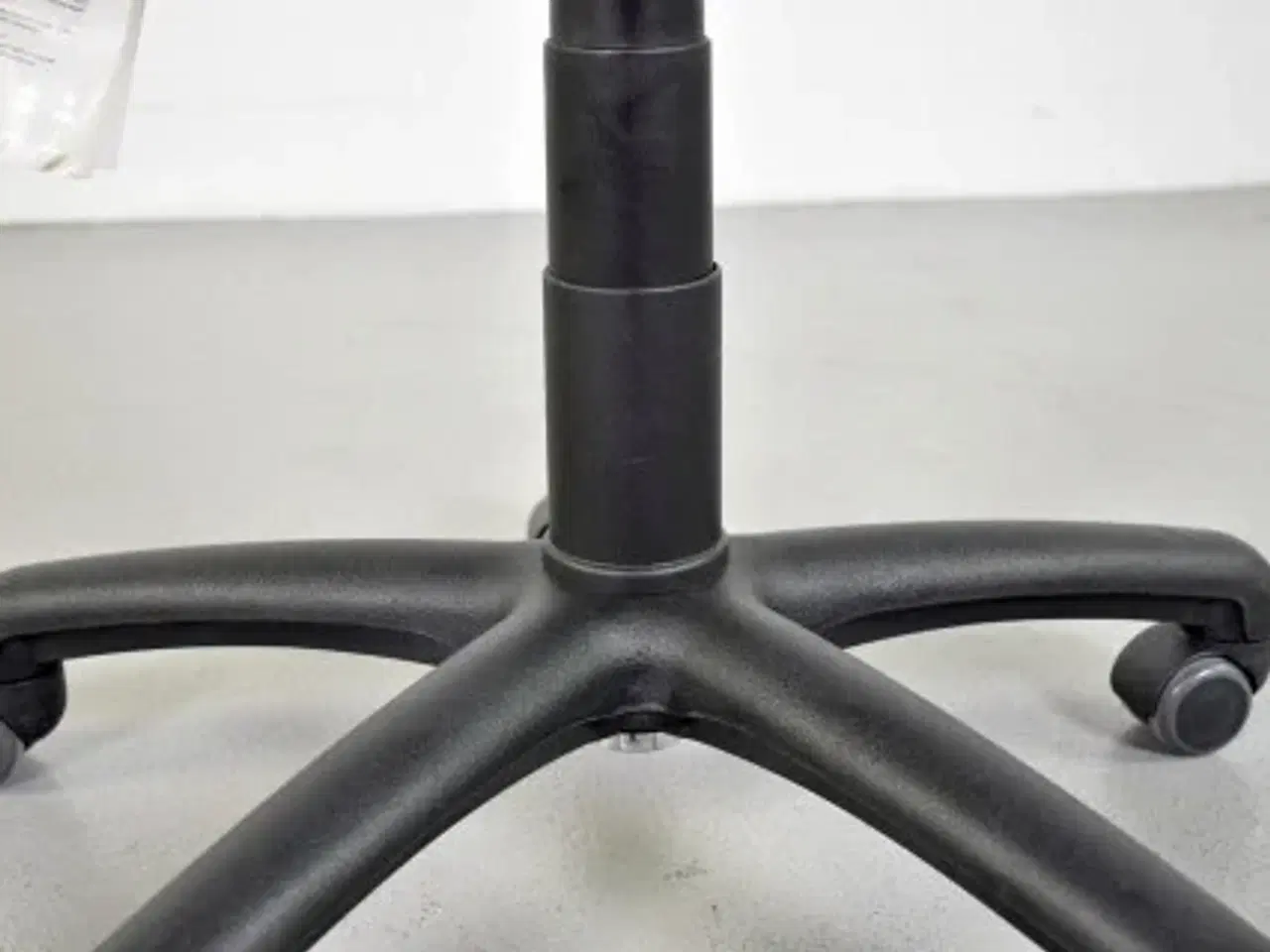 Billede 8 - Rh support 4511 støttestol med sort læder polster og sort stel