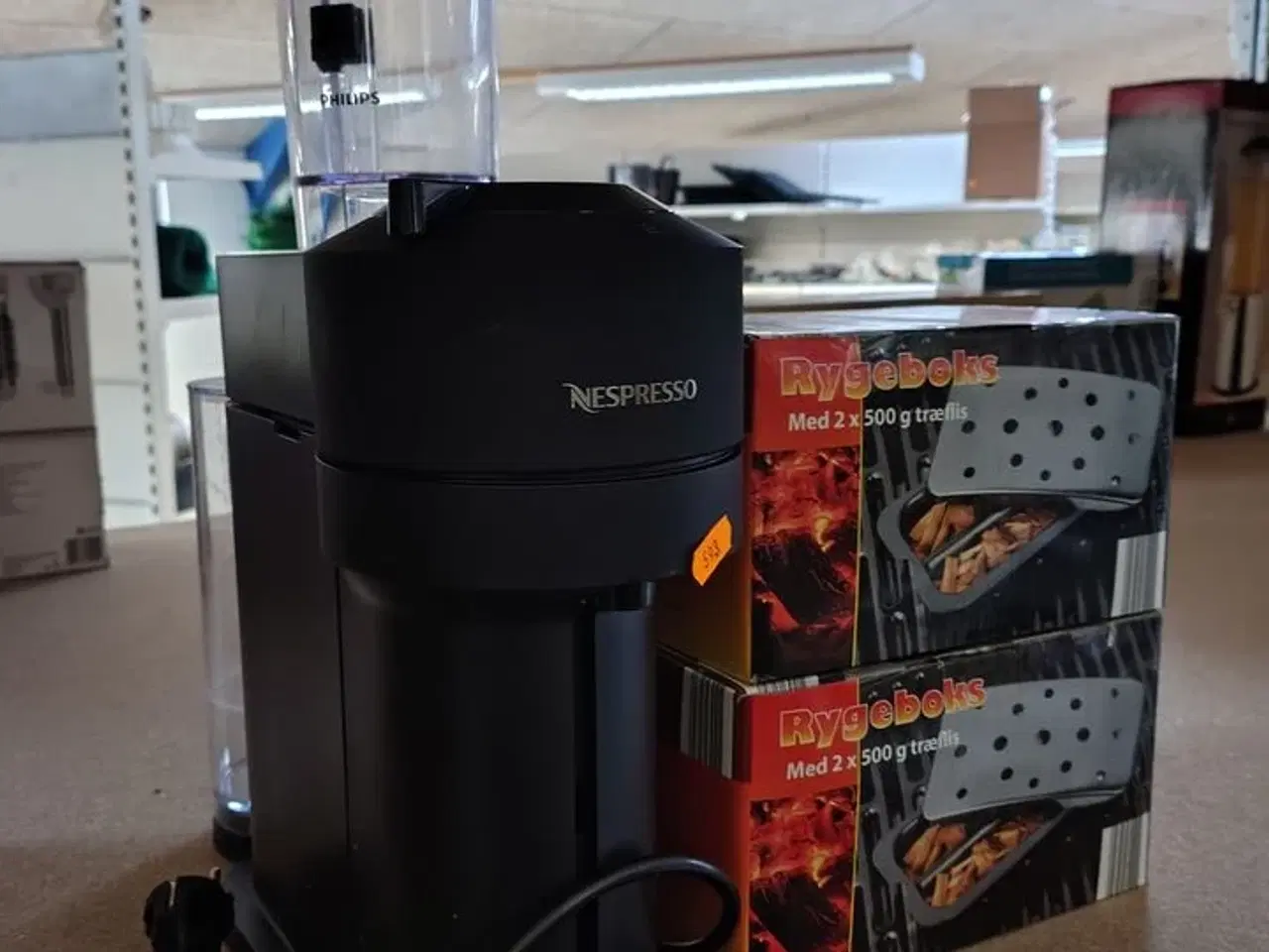 Billede 1 - Nespressomaskine og to rygebokse