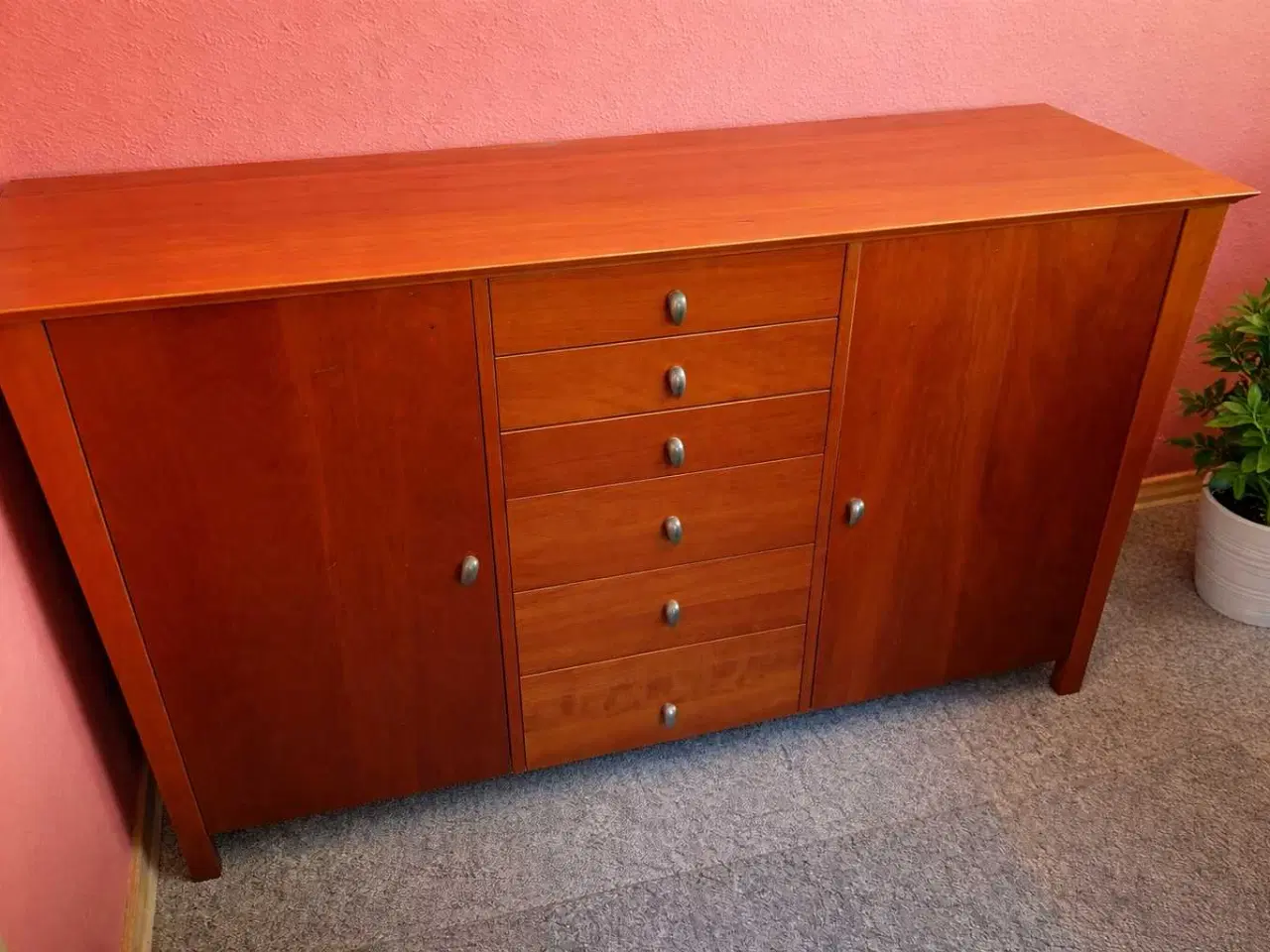 Billede 1 - Fin skænk med skabe og skuffer 