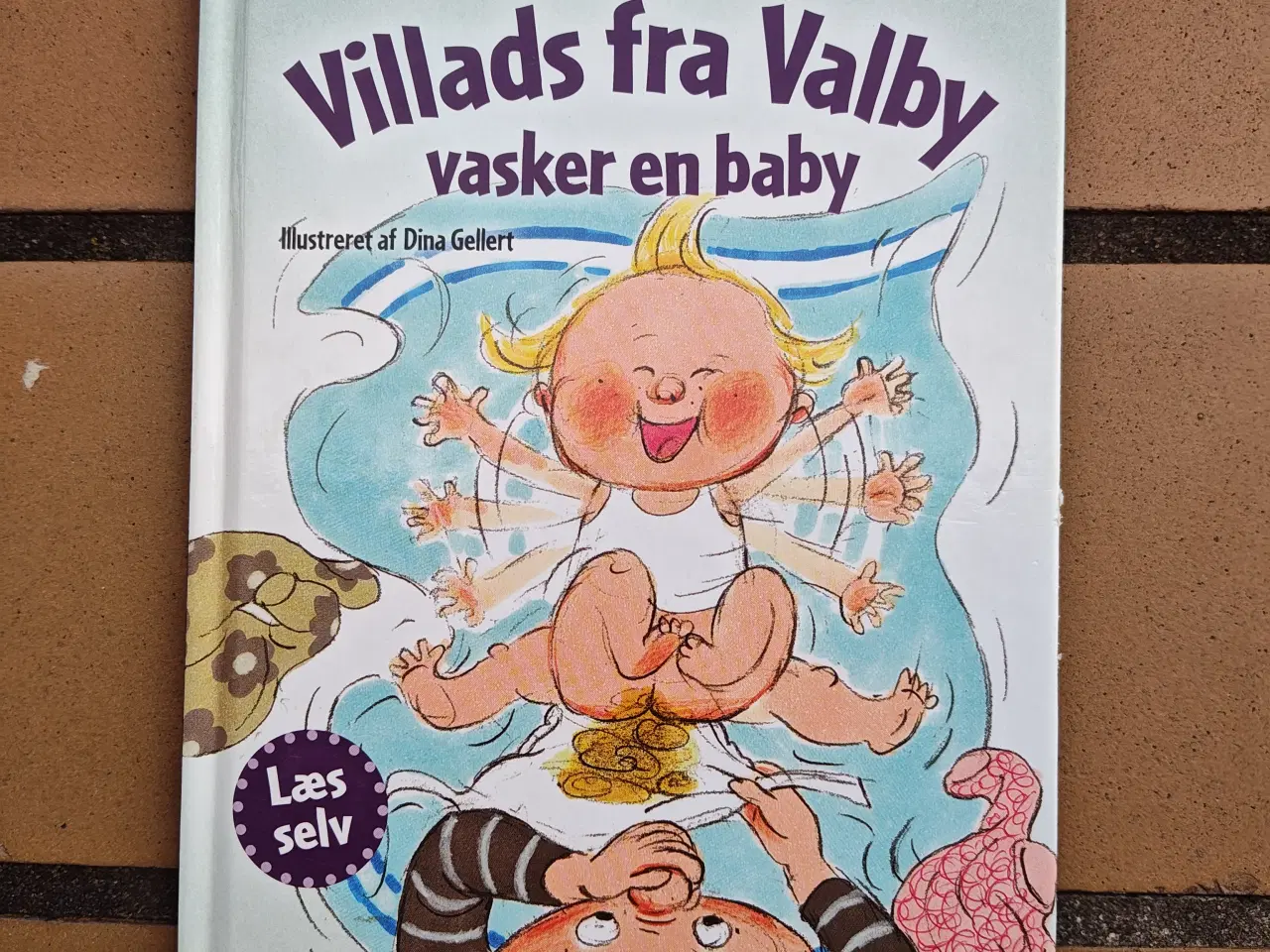 Billede 1 - Villads fra Valby vasker en baby Bog