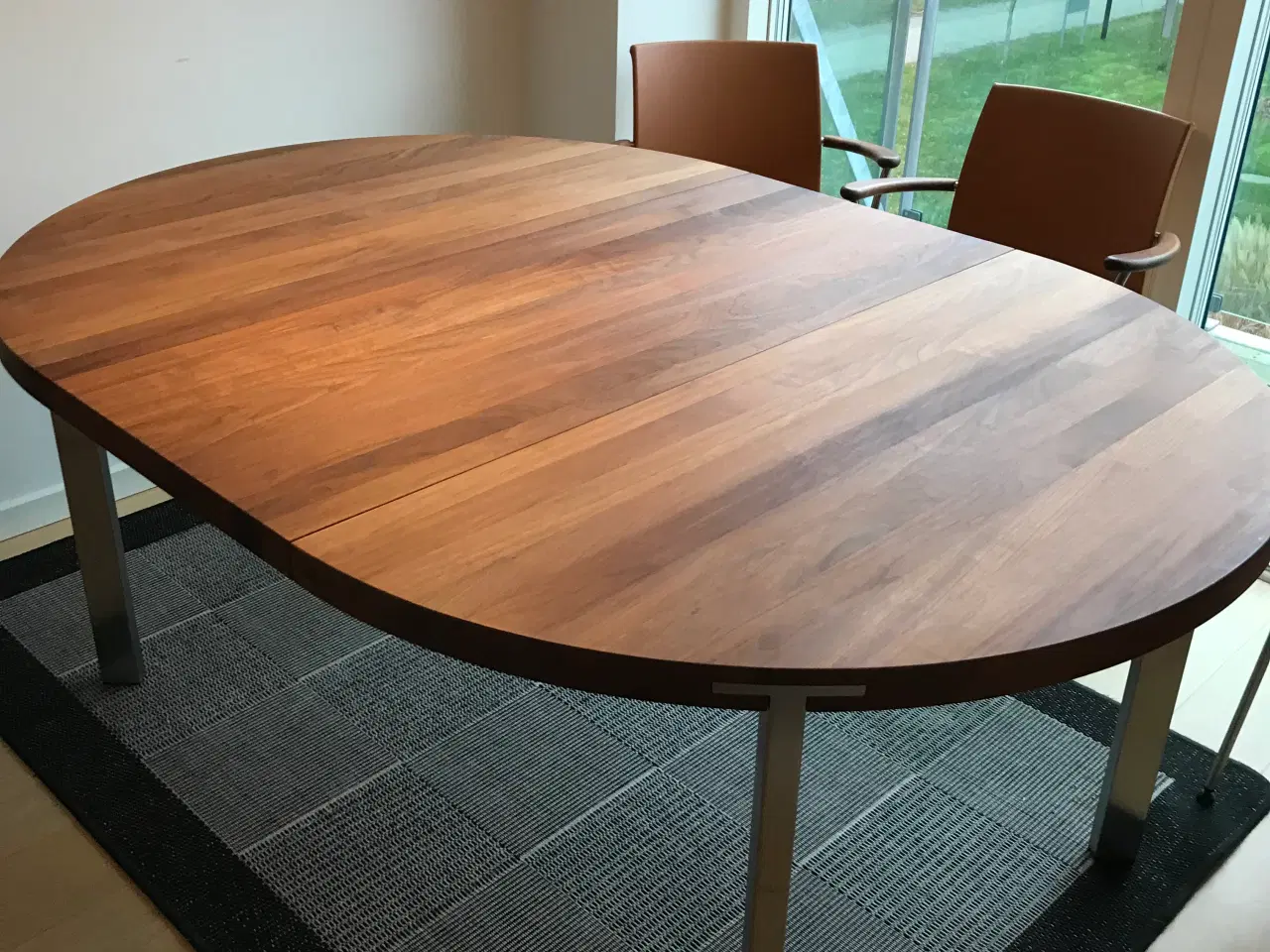 Billede 1 - Flot Naver spisebord i valnødde træ med 4 stole