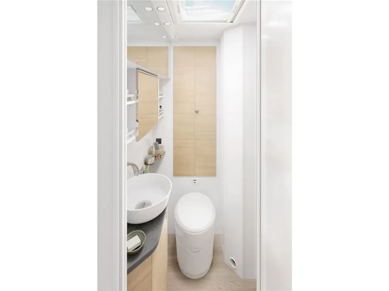 Billede 5 - 2026 - Hobby Maxia T 740 WE Aut. Lækker Autocamper med lave enkelsenge og stort toiletrum med særskilt brusekabine fra Hinshøj Caravan.