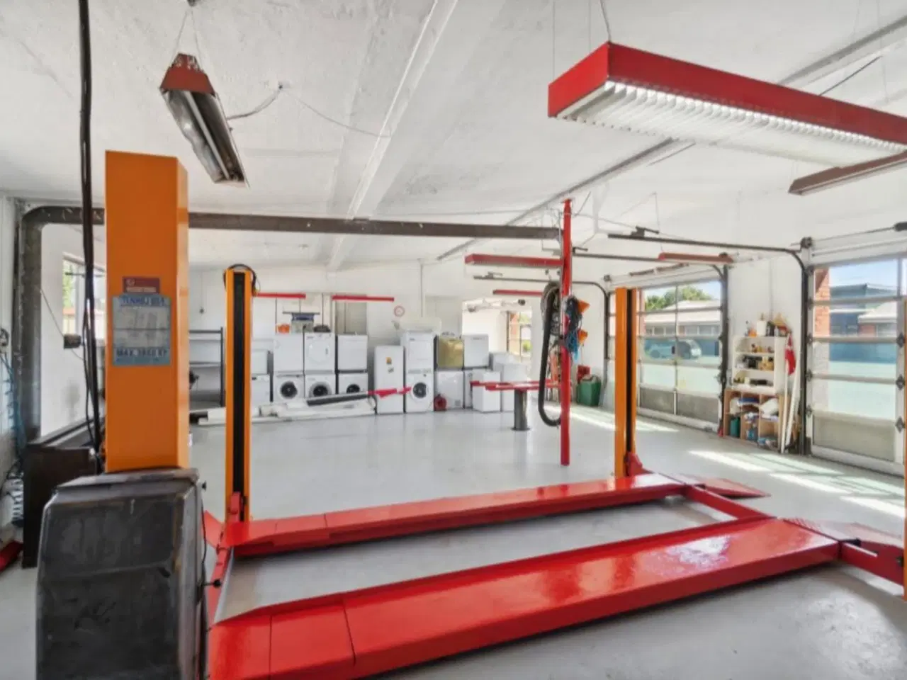 Billede 1 - 150 kvm Garage sælges/udlejes til opbevaring 