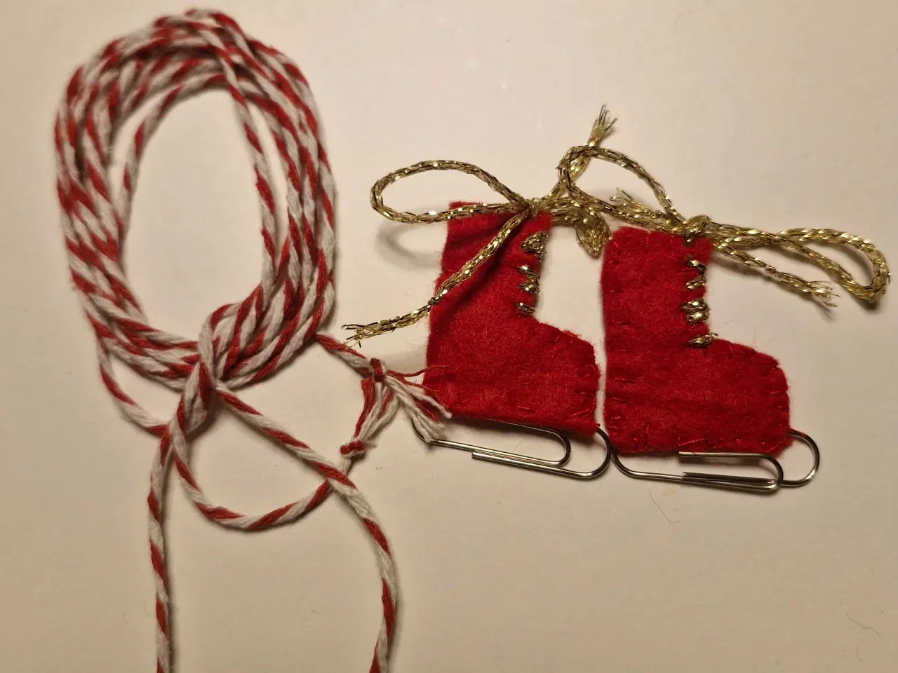 Billede 3 - Nissetøj på tørresnor 