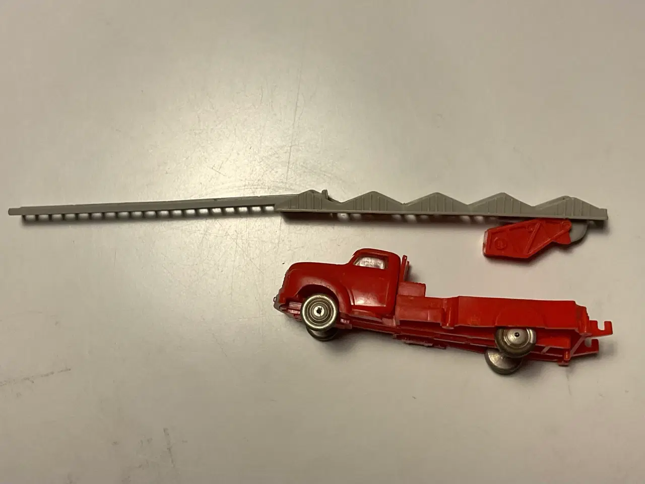 Billede 2 - Lille Lego brandbil ( længde 9 cm )