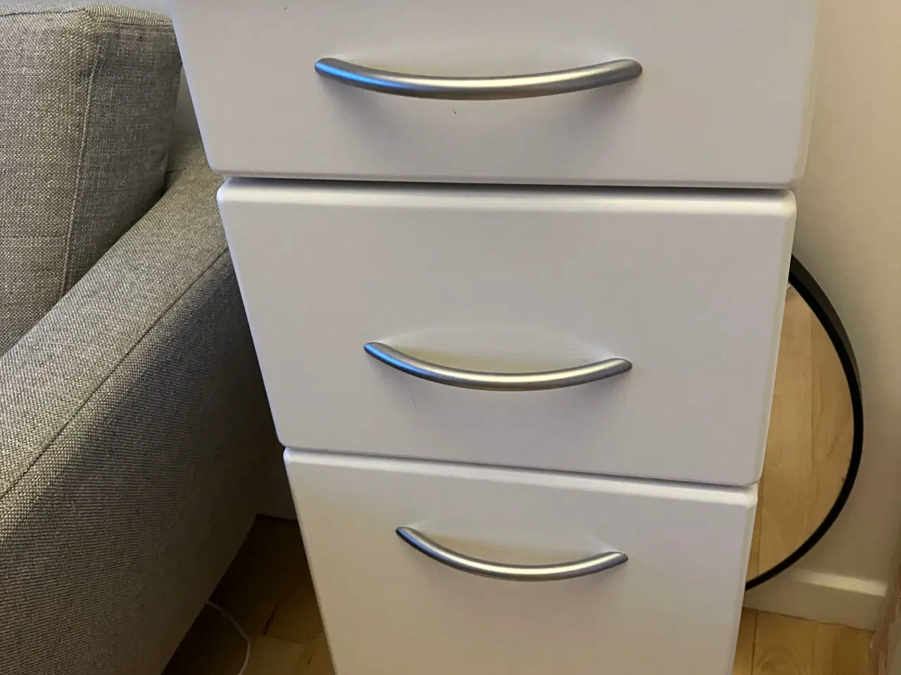 Billede 1 - Høj skab med flot stenplade