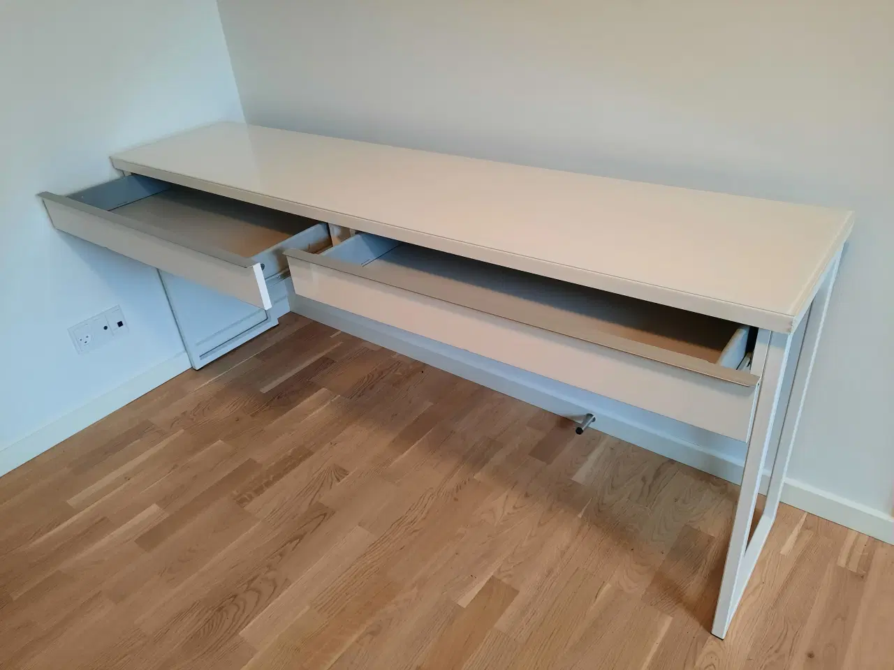 Billede 2 - Vægbord med overskab