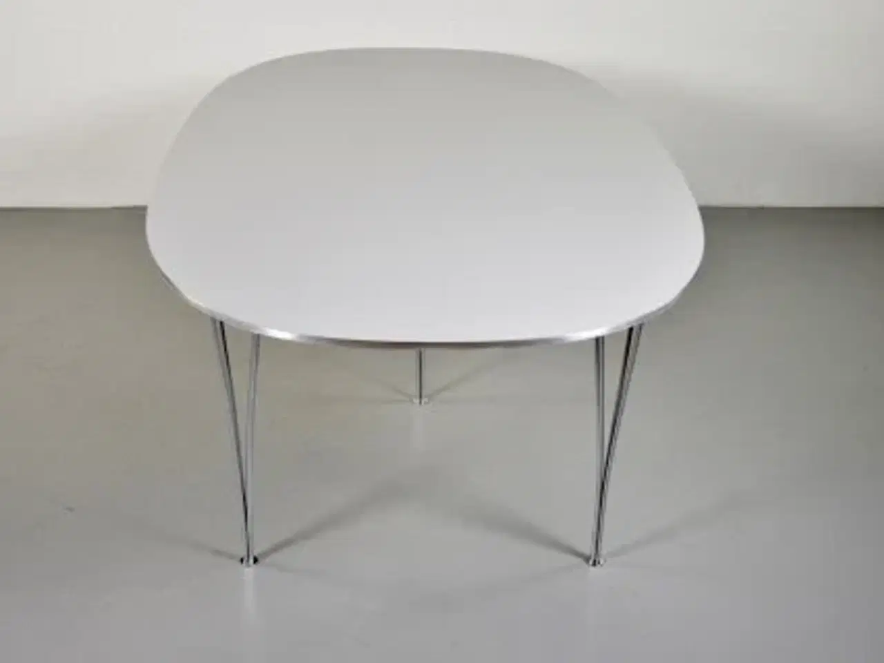 Billede 2 - Fritz hansen konferencebord i grå med oval plade, 240 cm.