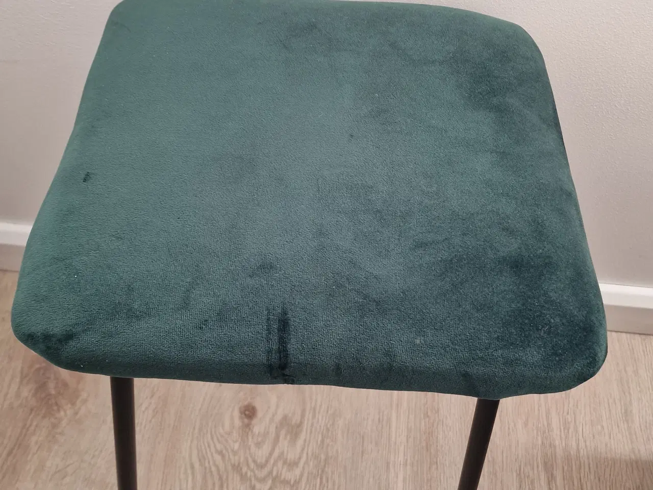 Billede 2 - Mørkegrøn velour skammel