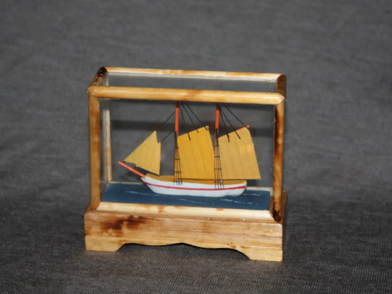 Billede 4 - Skib figur i glas montre 10 cm x 9 cm x 4 cm