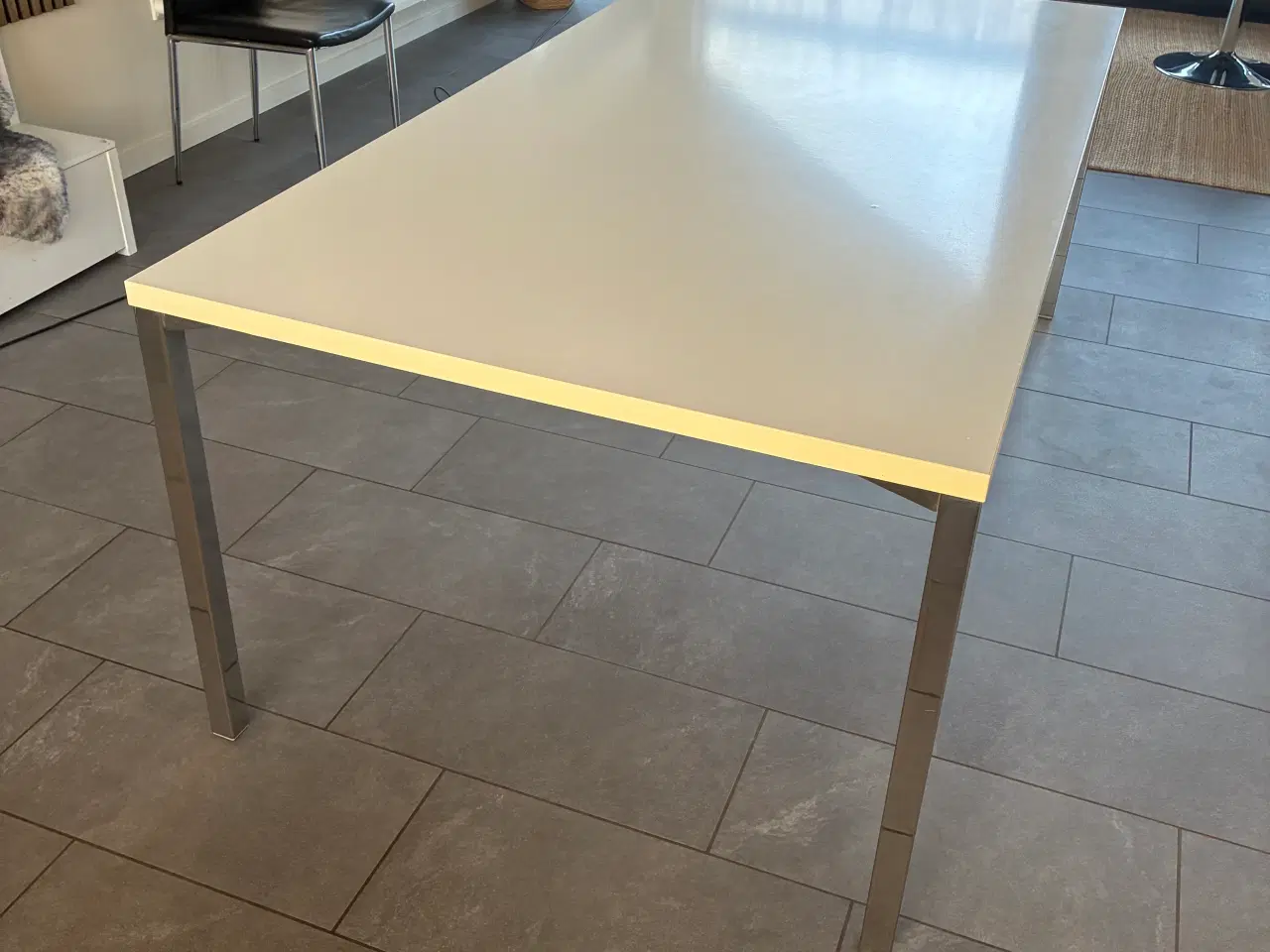 Billede 4 - Solidt spisebord i hvid laminat, kraftige stålben