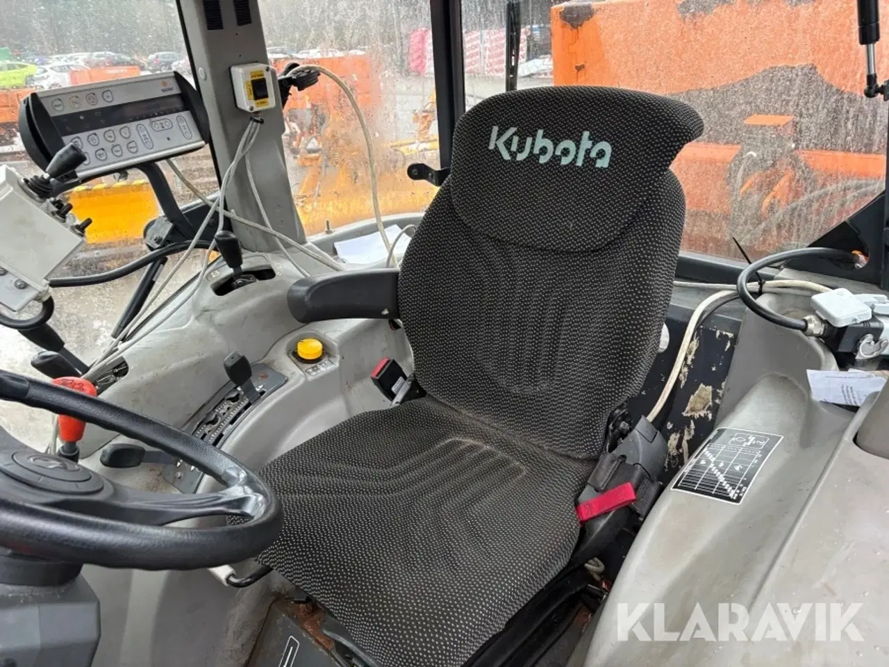 Billede 10 - Traktor Kubota M7040 med sneplov og Saltspreder