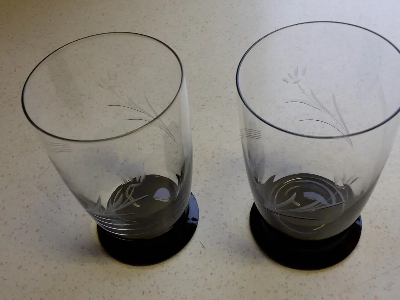 Billede 2 - 2 gamle glas på sort fod