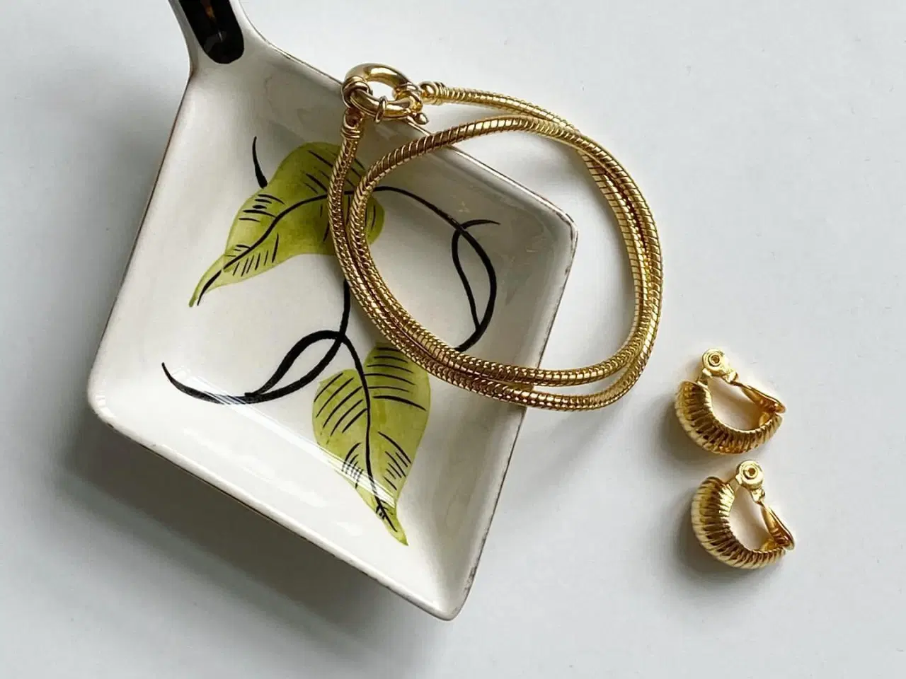 Billede 1 - Engelsk fajance, rudeformet skål m blade