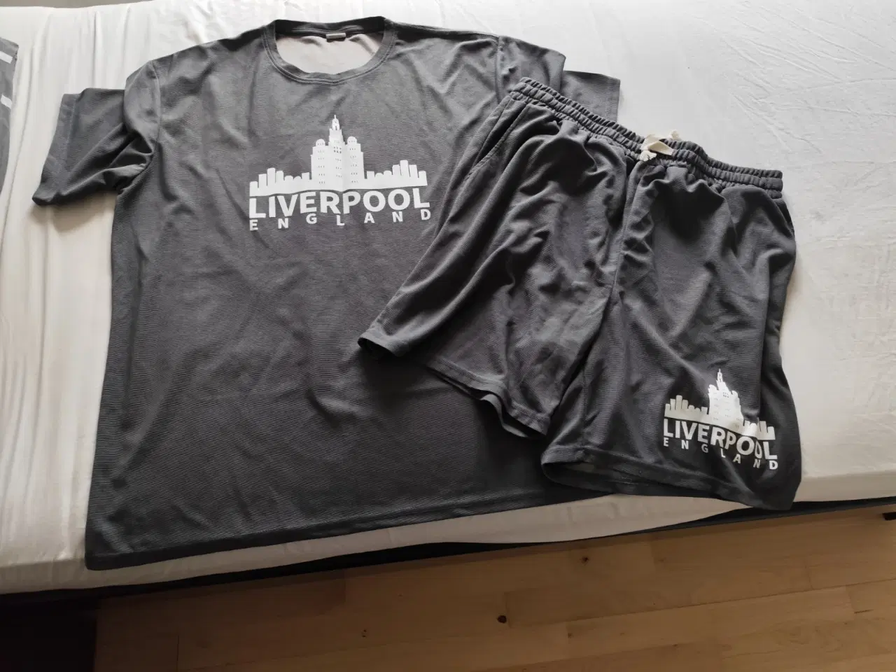 Billede 2 - 4 stk. Liverpool T-shirt + shorts