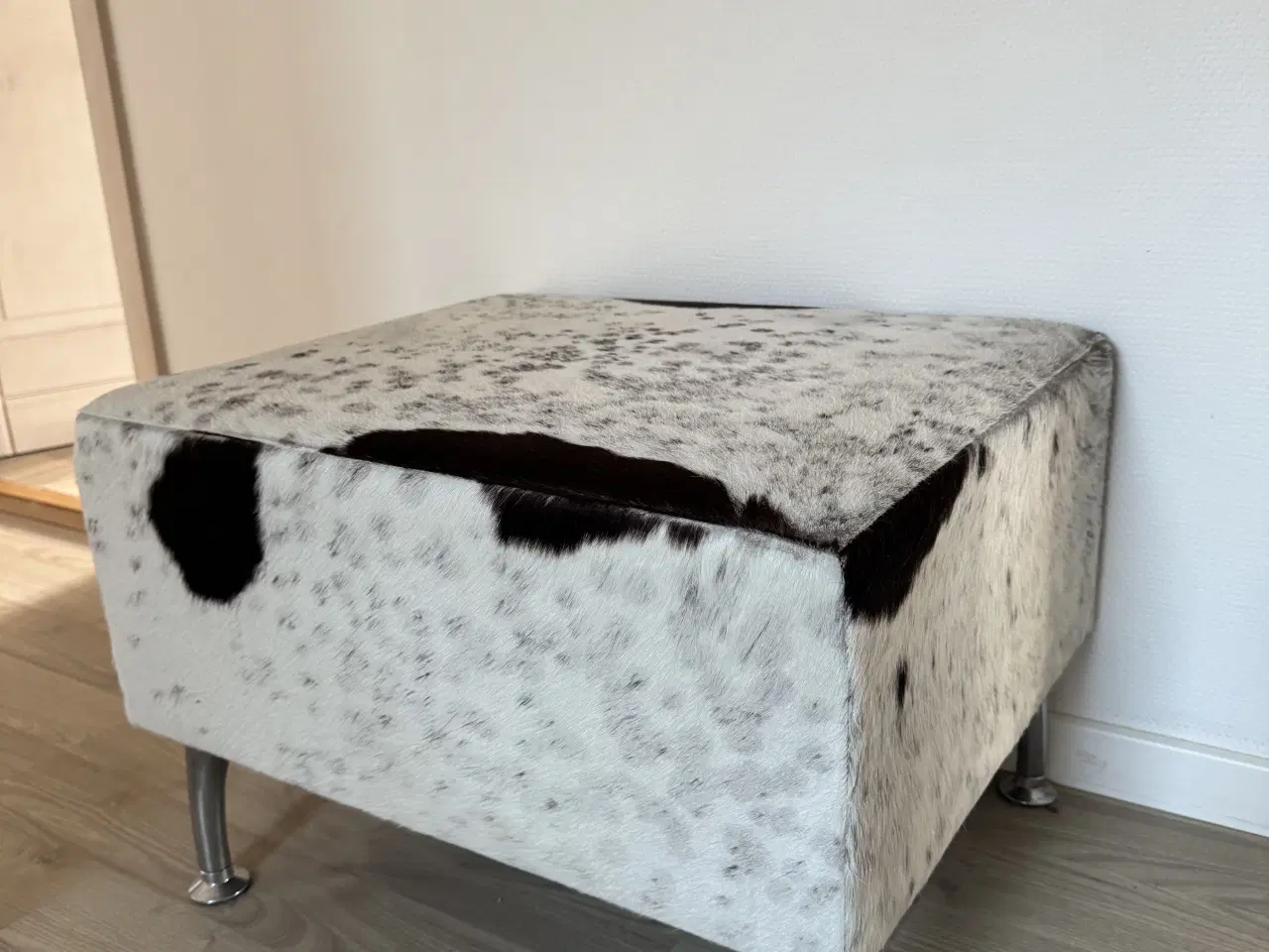 Billede 1 - Skammel i ko skind 